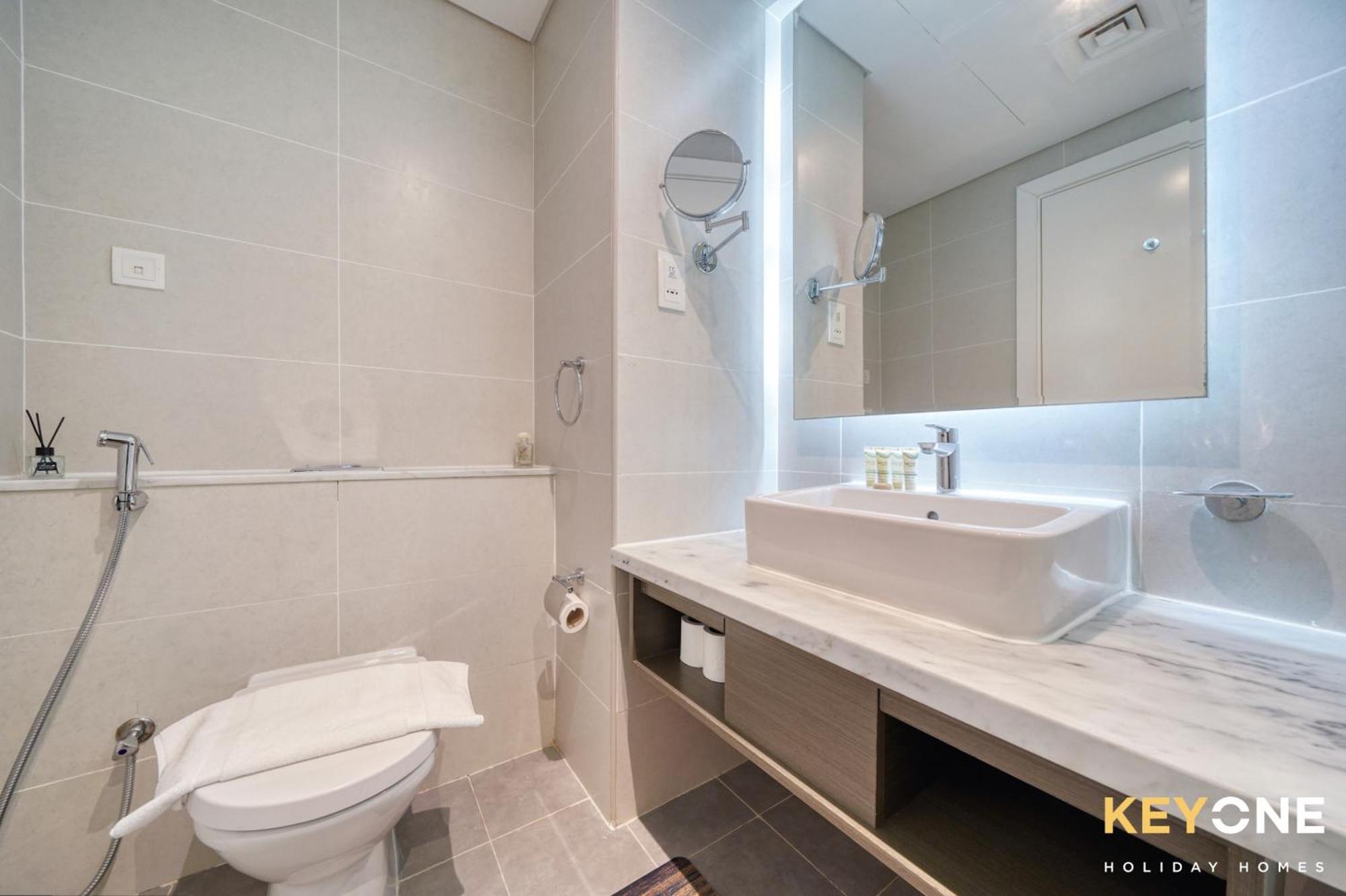 Sleek Studio In Prive With Stunning Canal View Dubai Exterior photo