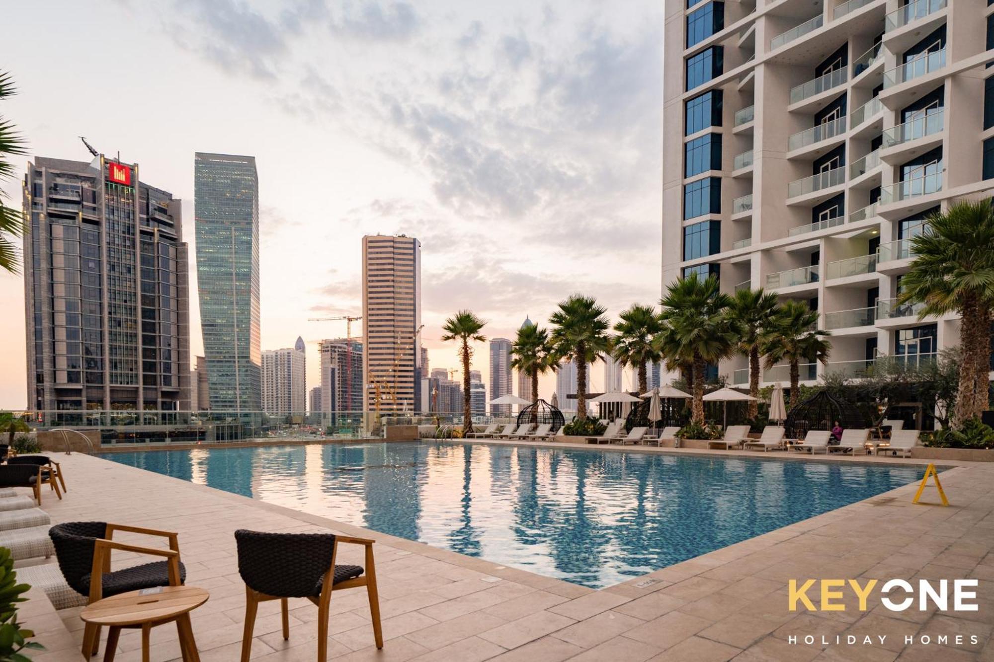 Sleek Studio In Prive With Stunning Canal View Dubai Exterior photo